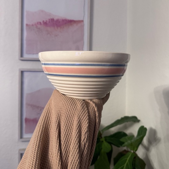 Mccoy Other - Vintage 1940’s McCoy USA OvenProof Beehive mixing bowl